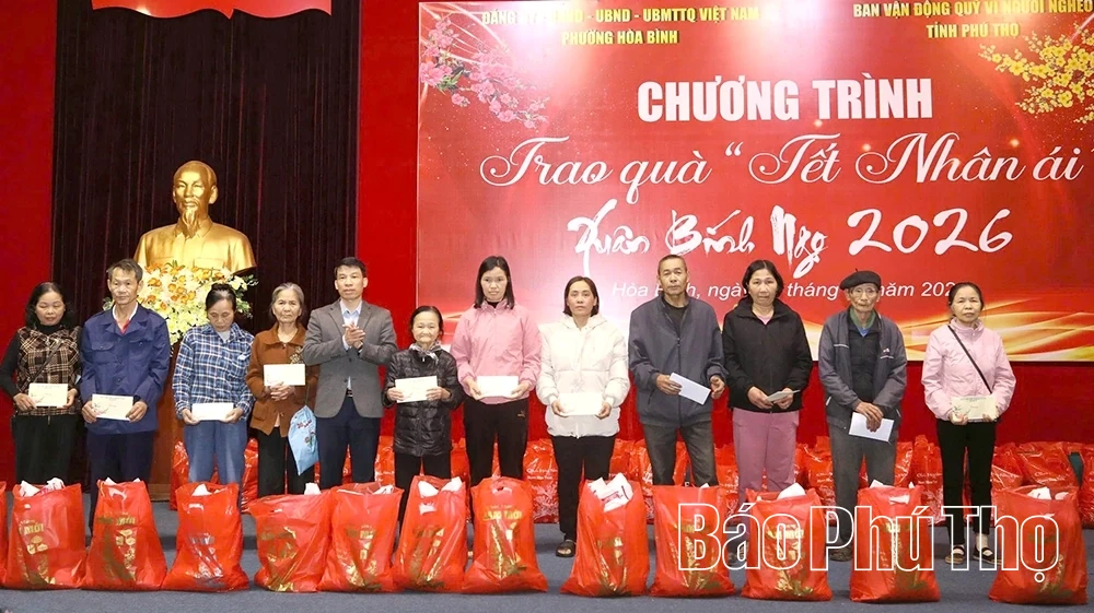 Phường Hòa Bình trao 939 suất quà Tết tặng hộ hoàn cảnh khó khăn
