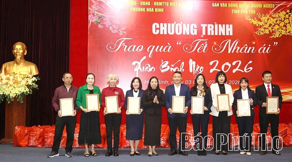 Phường Hòa Bình trao 939 suất quà Tết tặng hộ hoàn cảnh khó khăn
