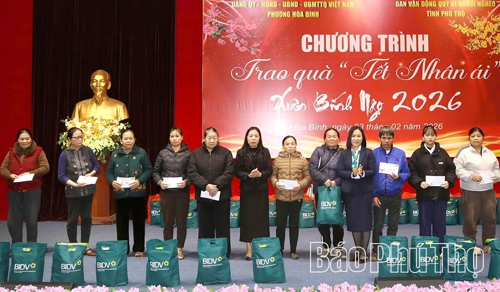 Phường Hòa Bình trao 939 suất quà Tết tặng hộ hoàn cảnh khó khăn