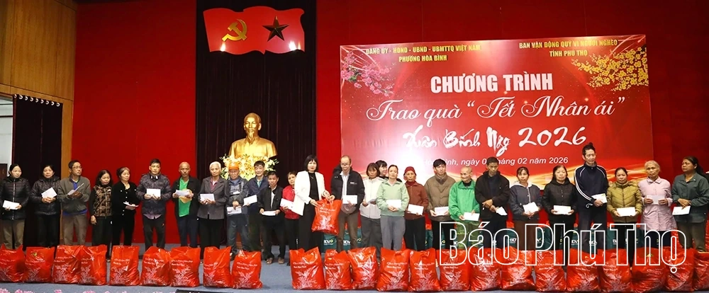 Phường Hòa Bình trao 939 suất quà Tết tặng hộ hoàn cảnh khó khăn