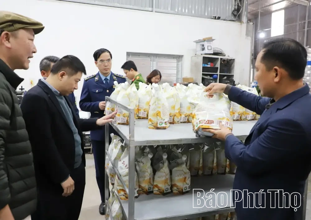 Kiểm tra cao điểm chống buôn lậu, gian lận thương mại dịp Tết Bính Ngọ