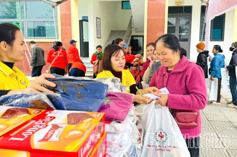 “Chợ Tết Nhân ái” mang Tết ấm đến với người nghèo ở xã Nật Sơn