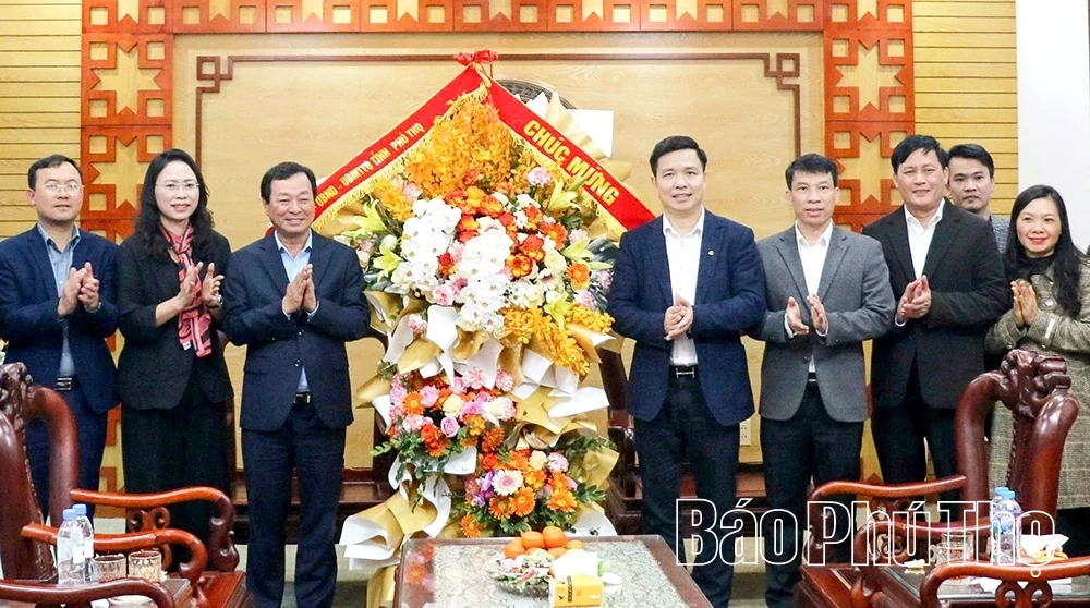 Phó Bí thư Thường trực Tỉnh ủy Bùi Văn Quang thăm, chúc Tết Đảng ủy phường Hòa Bình và Bệnh viện Đa khoa Hòa Bình