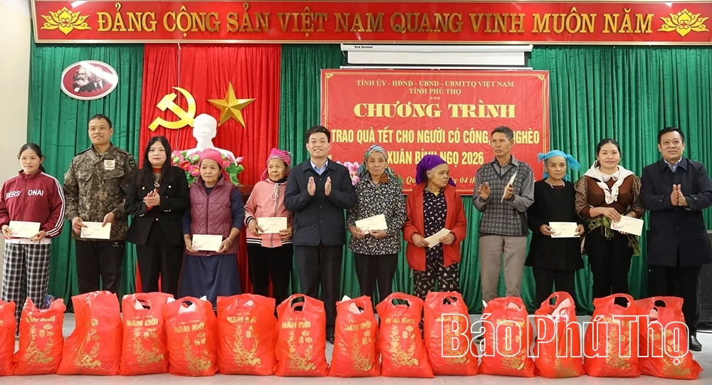 Phó Bí thư Tỉnh ủy Nguyễn Mạnh Sơn thăm, tặng 180 suất quà Tết tại xã Quy Đức