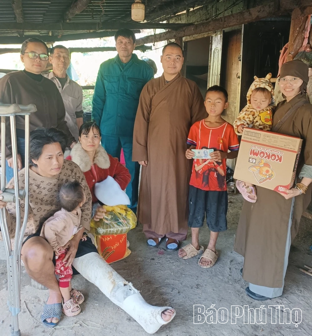 Mang yêu thương về với bản làng