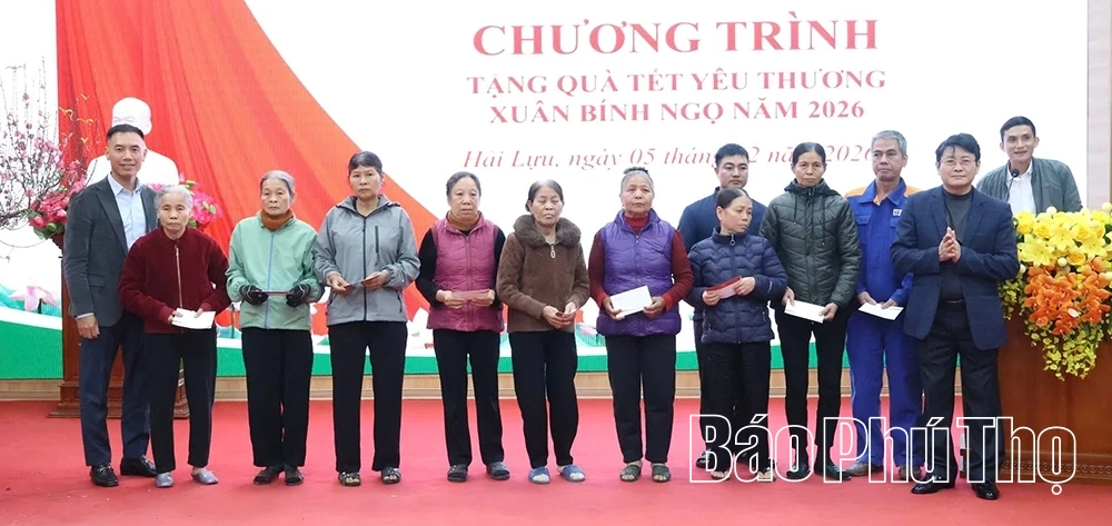 Trao quà Tết tặng hộ nghèo tại xã Hải Lựu