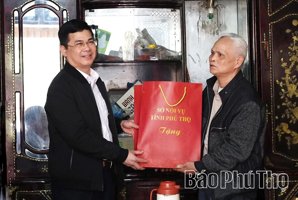 Tặng quà Tết các gia đình chính sách tại xã Vĩnh Hưng