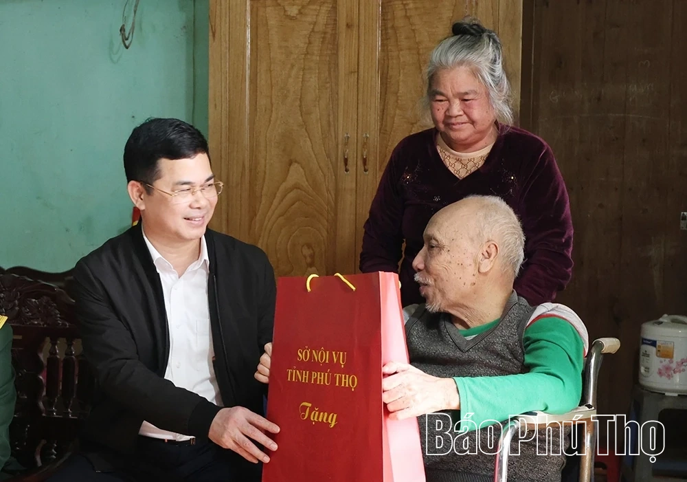 Tặng quà Tết các gia đình chính sách tại xã Vĩnh Hưng