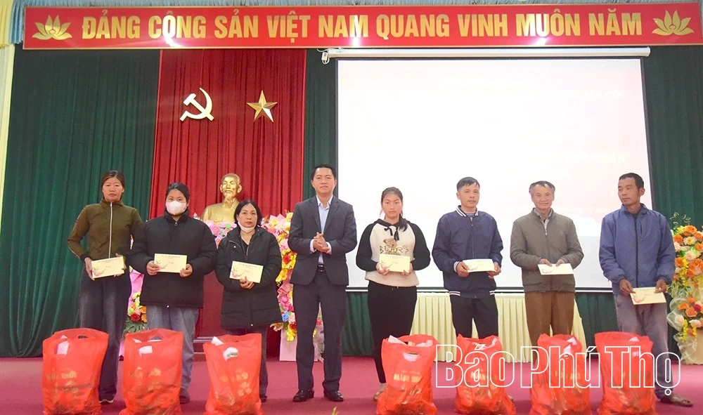 Trao quà Tết cho hộ nghèo, cận nghèo tại xã Tây Cốc