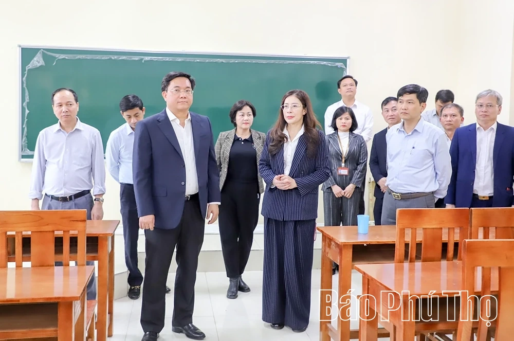 Chủ tịch UBND tỉnh Trần Duy Đông thăm, chúc Tết các doanh nghiệp