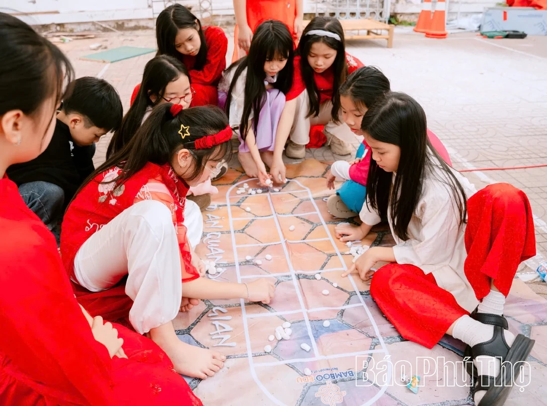 Rộn ràng góc Tết sân trường