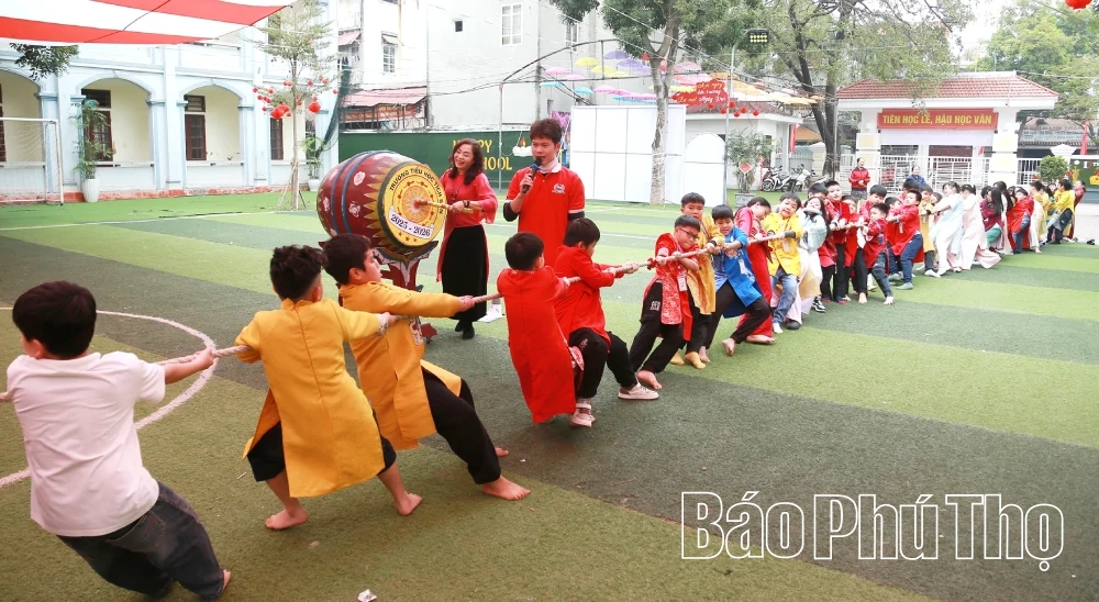 Rộn ràng góc Tết sân trường