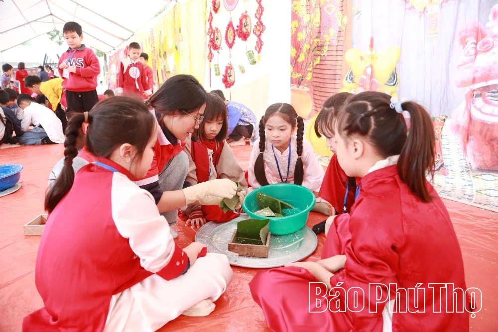 Rộn ràng góc Tết sân trường