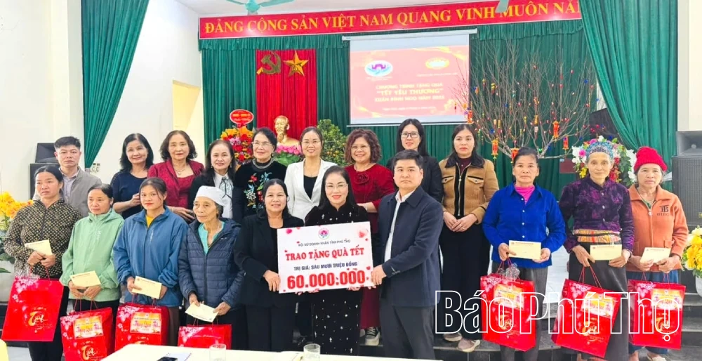 Hội Nữ doanh nhân tỉnh trao 130 suất quà Tết tặng người dân hoàn cảnh khó khăn