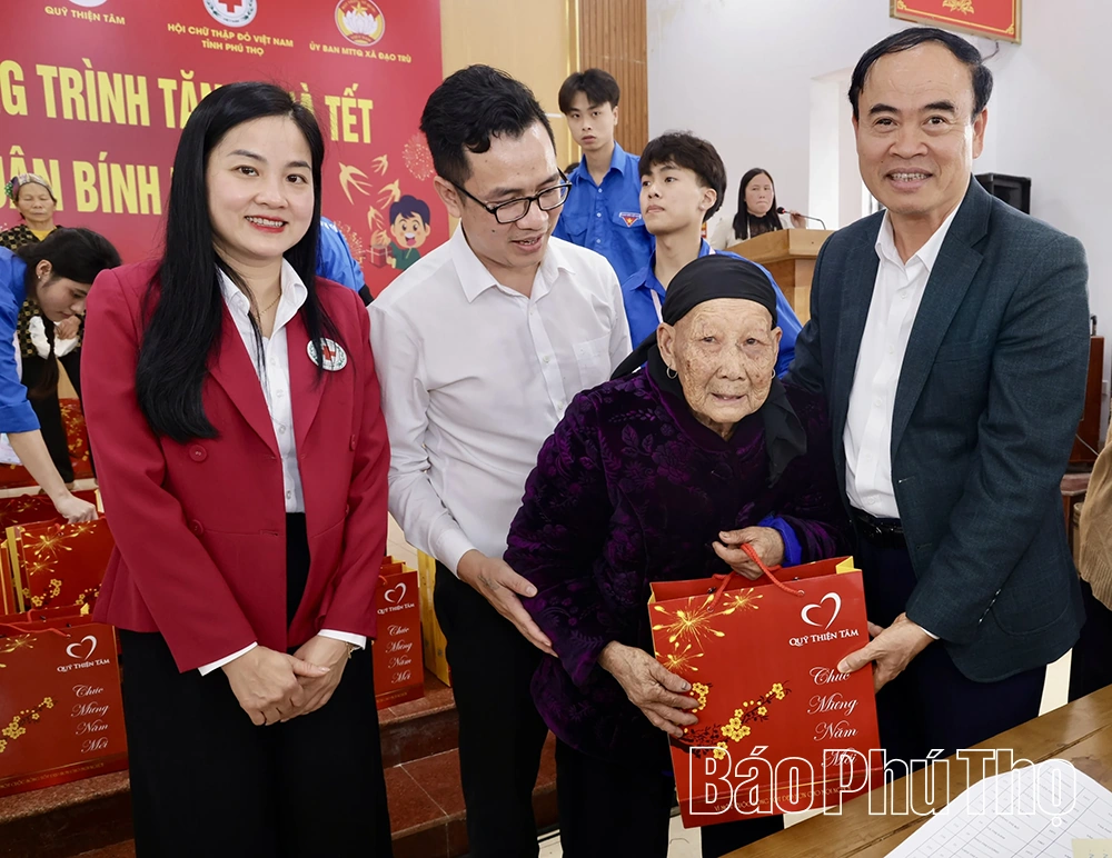 Trao 350 suất quà tặng hộ nghèo, cận nghèo xã Đạo Trù