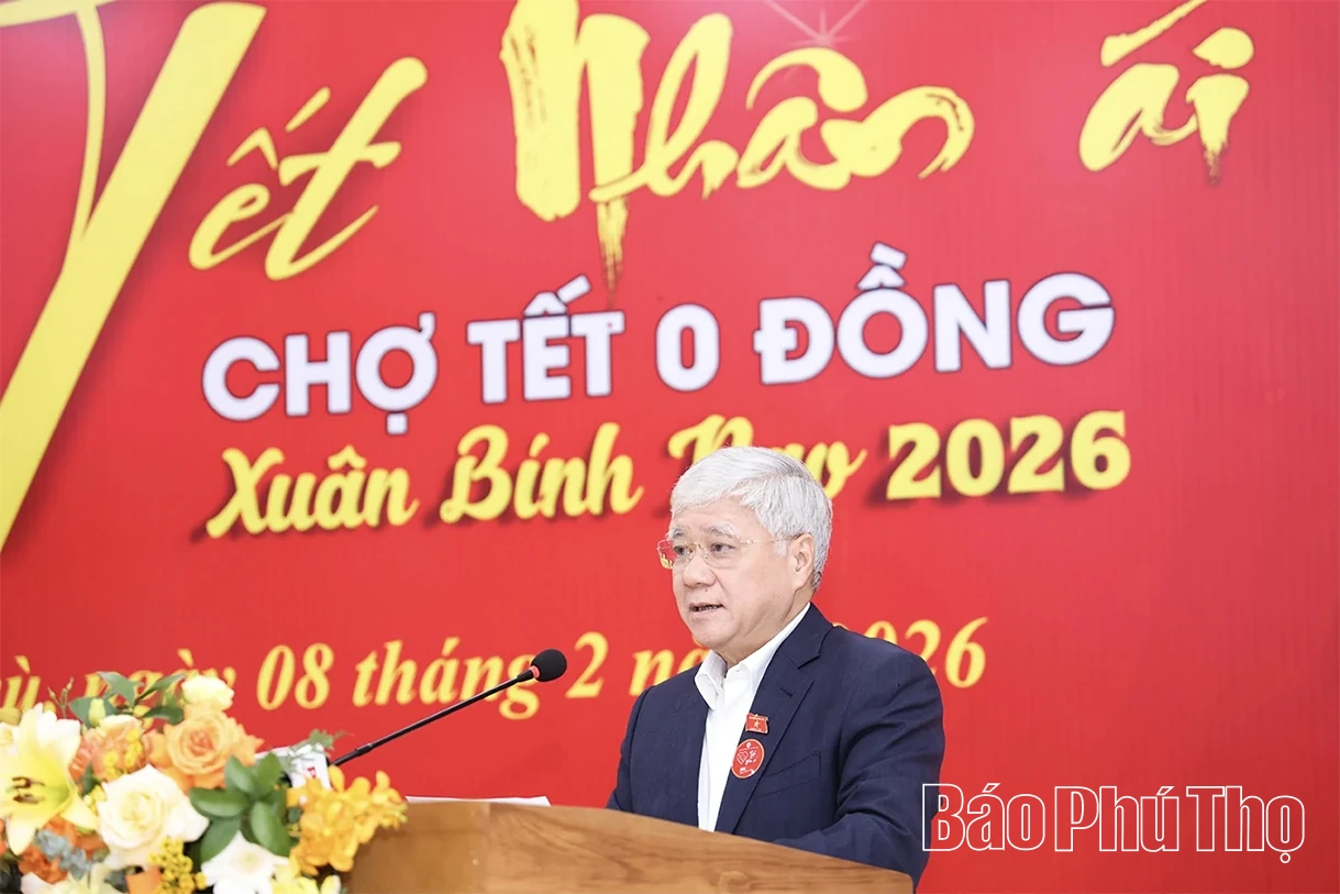 Phó Chủ tịch Thường trực Quốc hội Đỗ Văn Chiến trao quà Tết cho gia đình chính sách, người có hoàn cảnh khó khăn tại xã Đạo Trù