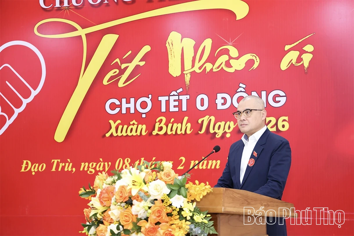 Phó Chủ tịch Thường trực Quốc hội Đỗ Văn Chiến trao quà Tết cho gia đình chính sách, người có hoàn cảnh khó khăn tại xã Đạo Trù