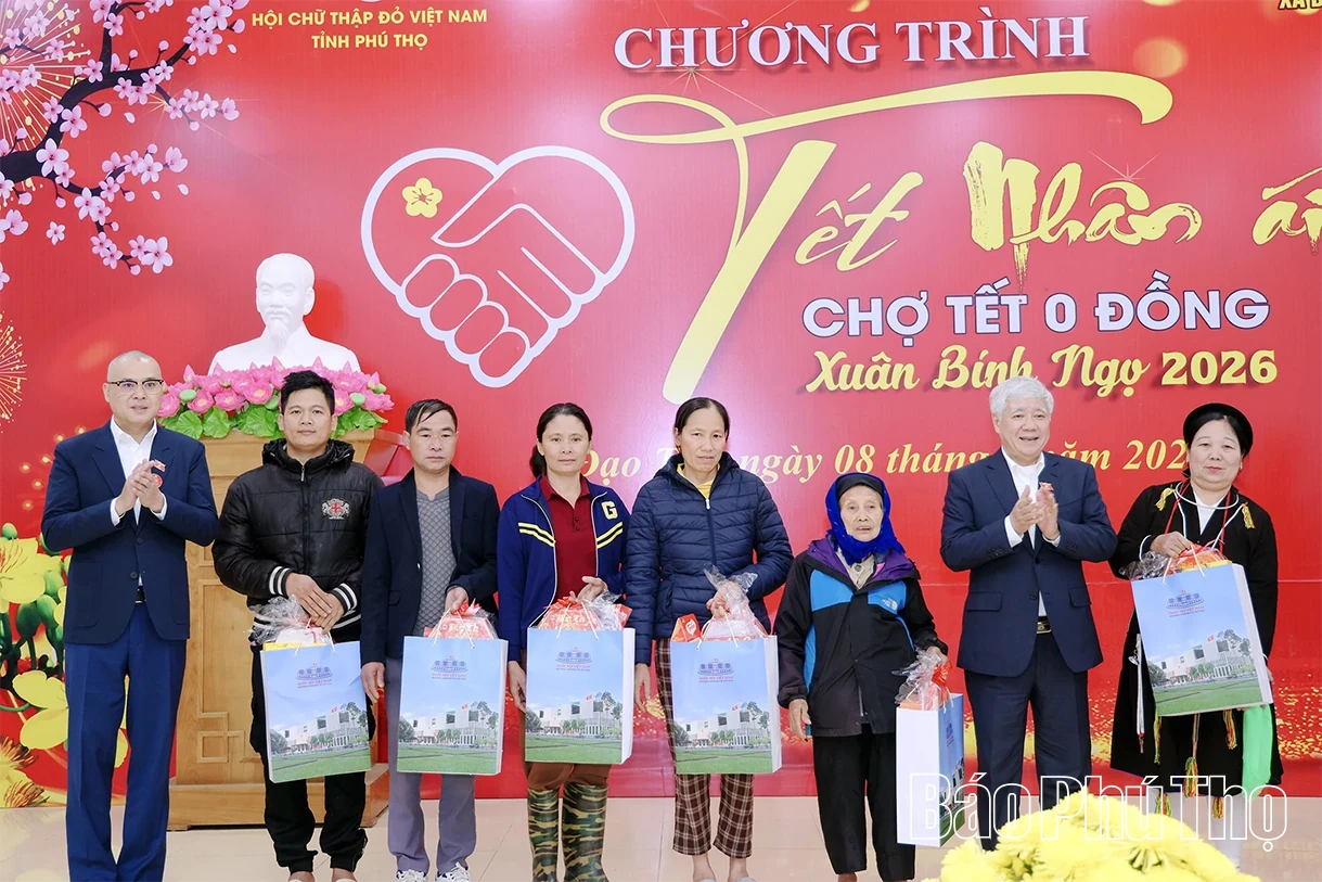 Phó Chủ tịch Thường trực Quốc hội Đỗ Văn Chiến trao quà Tết cho gia đình chính sách, người có hoàn cảnh khó khăn tại xã Đạo Trù