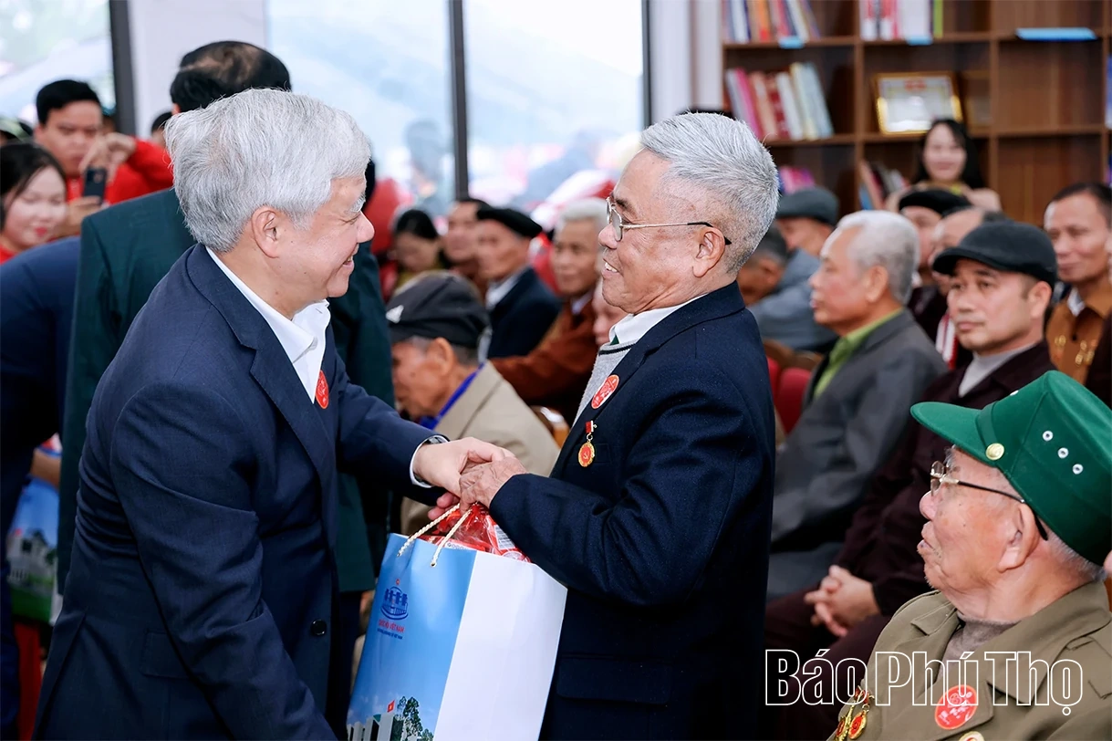 Phó Chủ tịch Thường trực Quốc hội Đỗ Văn Chiến trao quà Tết cho gia đình chính sách, người có hoàn cảnh khó khăn tại xã Đạo Trù