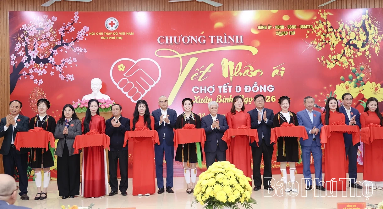 Phó Chủ tịch Thường trực Quốc hội Đỗ Văn Chiến trao quà Tết cho gia đình chính sách, người có hoàn cảnh khó khăn tại xã Đạo Trù