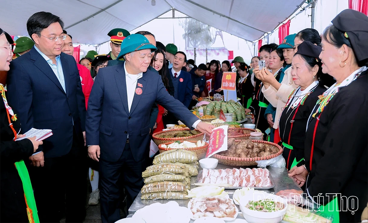 Phó Chủ tịch Thường trực Quốc hội Đỗ Văn Chiến trao quà Tết cho gia đình chính sách, người có hoàn cảnh khó khăn tại xã Đạo Trù