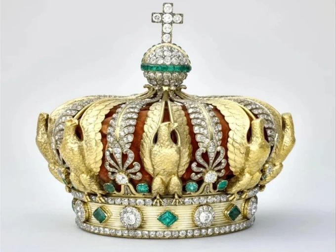 Vương miện rúm ró sau vụ cướp ở bảo tàng Louvre