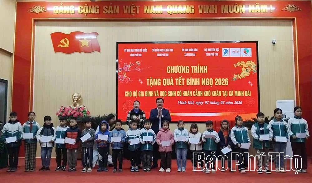 Trao quà Tết cho hộ nghèo và học sinh nghèo xã Minh Đài và Tân Pheo