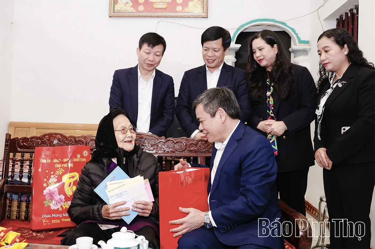 Phó Bí thư Tỉnh ủy Nguyễn Mạnh Sơn thăm, tặng quà Tết người có công tại xã Lâm Thao