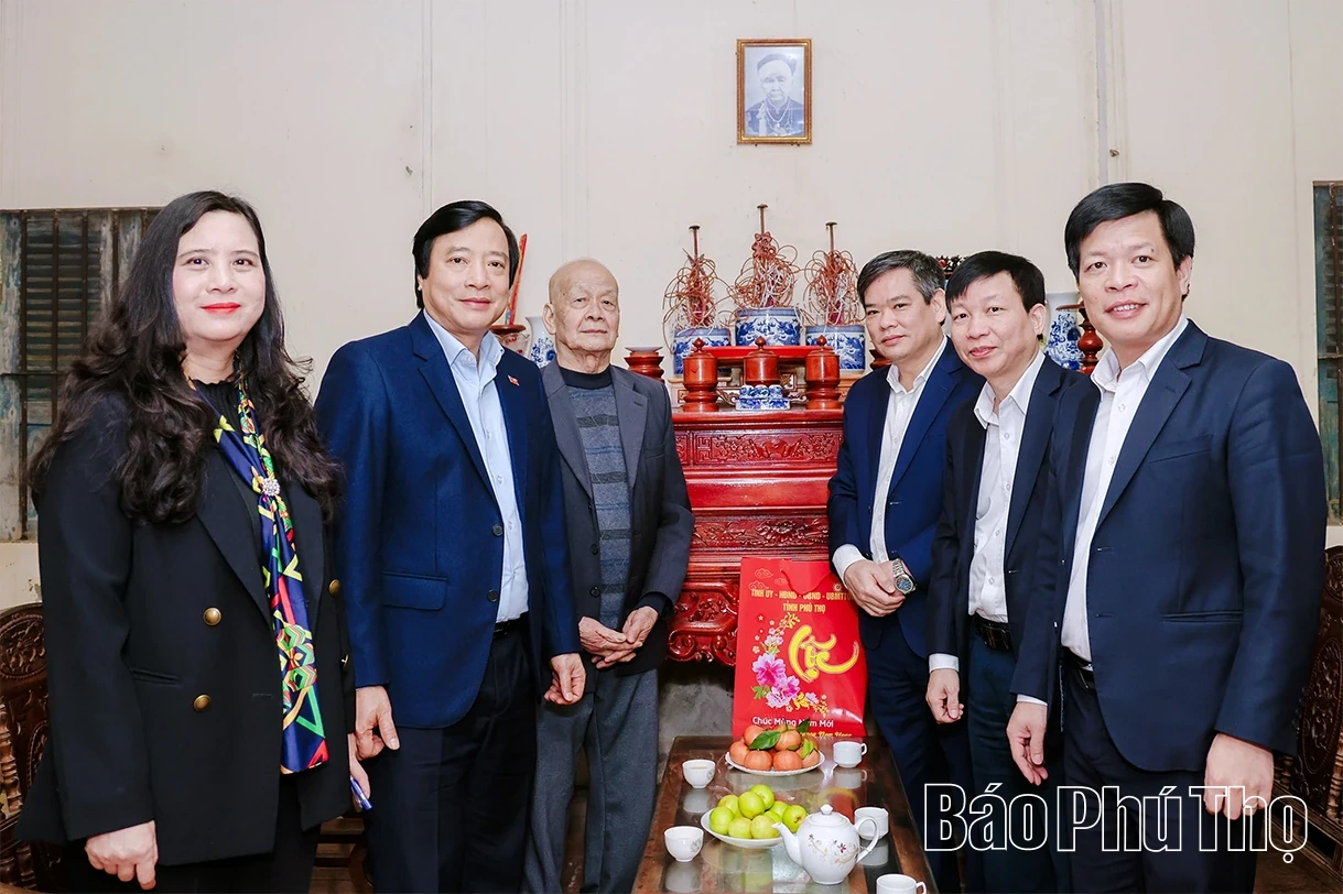 Phó Bí thư Tỉnh ủy Nguyễn Mạnh Sơn thăm, tặng quà Tết người có công tại xã Lâm Thao