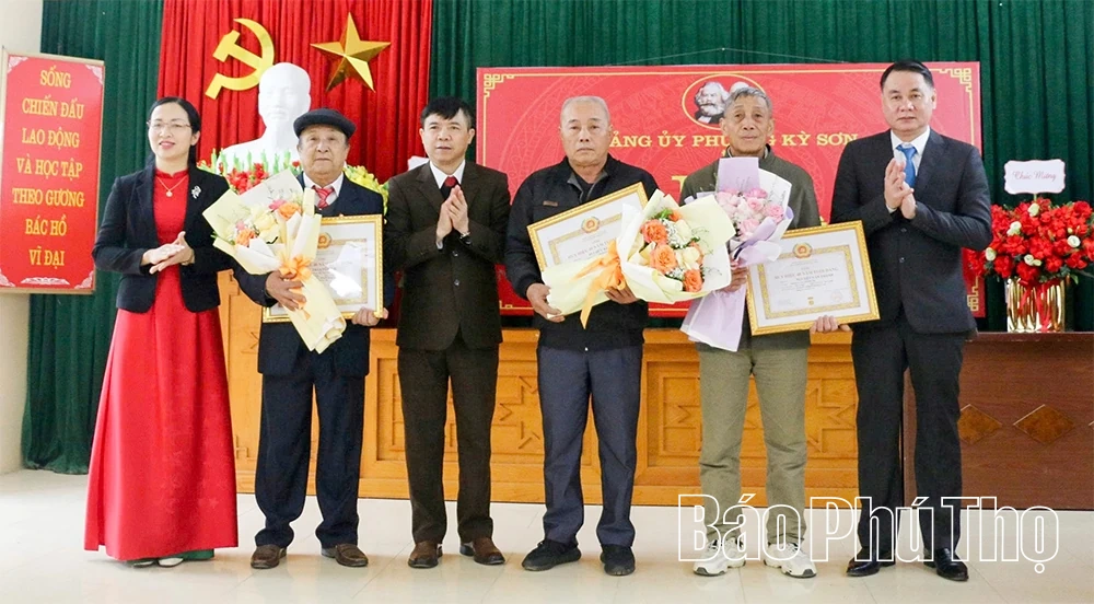 Trao tặng Huy hiệu Đảng đợt 3/2 cho 31 đảng viên