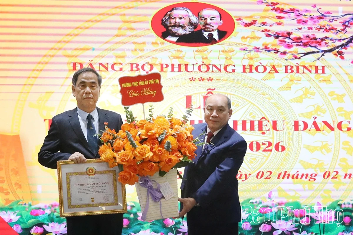 Phó Bí thư Tỉnh ủy, Chủ tịch HĐND tỉnh Bùi Đức Hinh trao Huy hiệu Đảng đợt 3/2 cho 105 đảng viên phường Hòa Bình