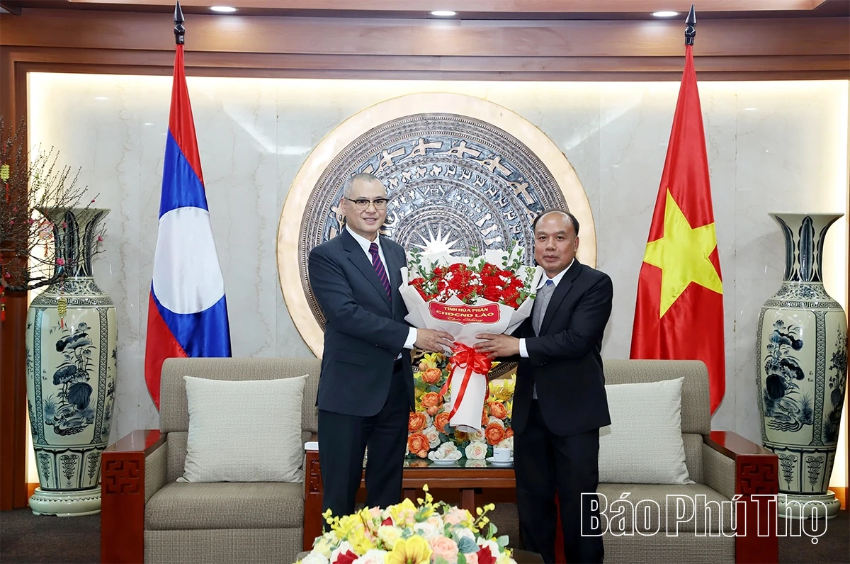 Đồng chí Bí thư Tỉnh ủy tiếp xã giao Đoàn đại biểu tỉnh Hủa Phăn