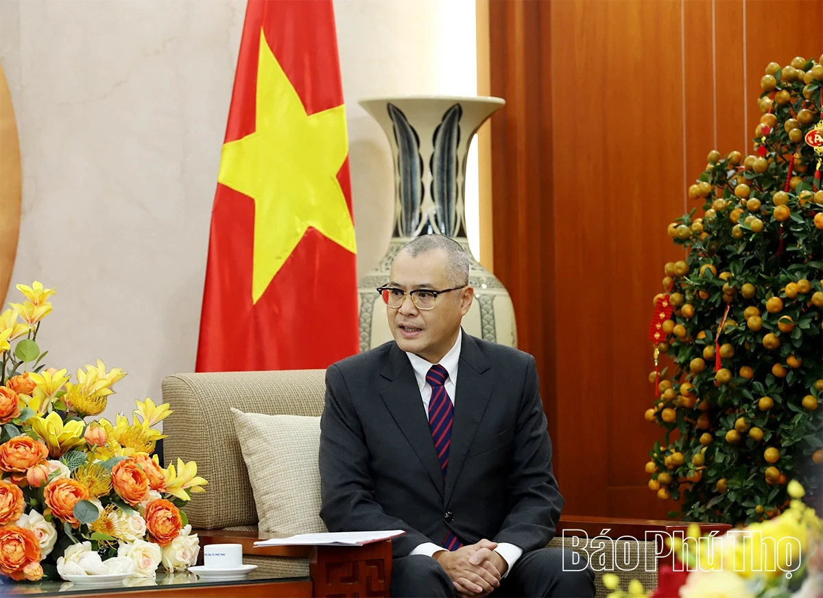 Đồng chí Bí thư Tỉnh ủy tiếp xã giao Đoàn đại biểu tỉnh Hủa Phăn