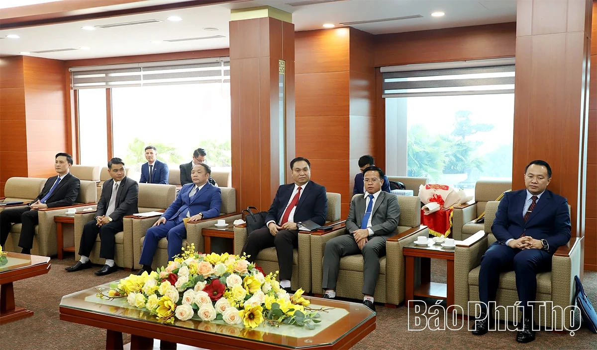 Đồng chí Bí thư Tỉnh ủy tiếp xã giao Đoàn đại biểu tỉnh Hủa Phăn