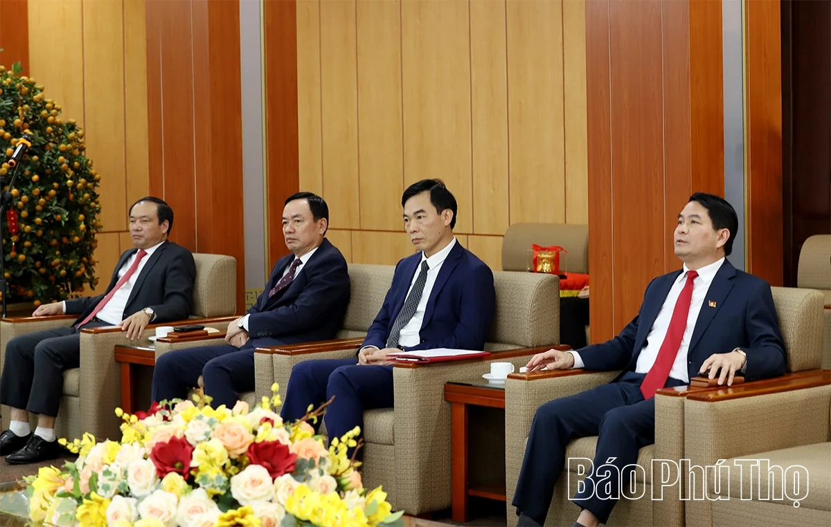 Đồng chí Bí thư Tỉnh ủy tiếp xã giao Đoàn đại biểu tỉnh Hủa Phăn