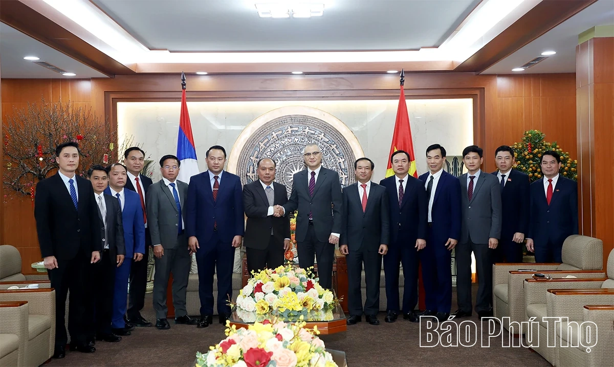 Đồng chí Bí thư Tỉnh ủy tiếp xã giao Đoàn đại biểu tỉnh Hủa Phăn