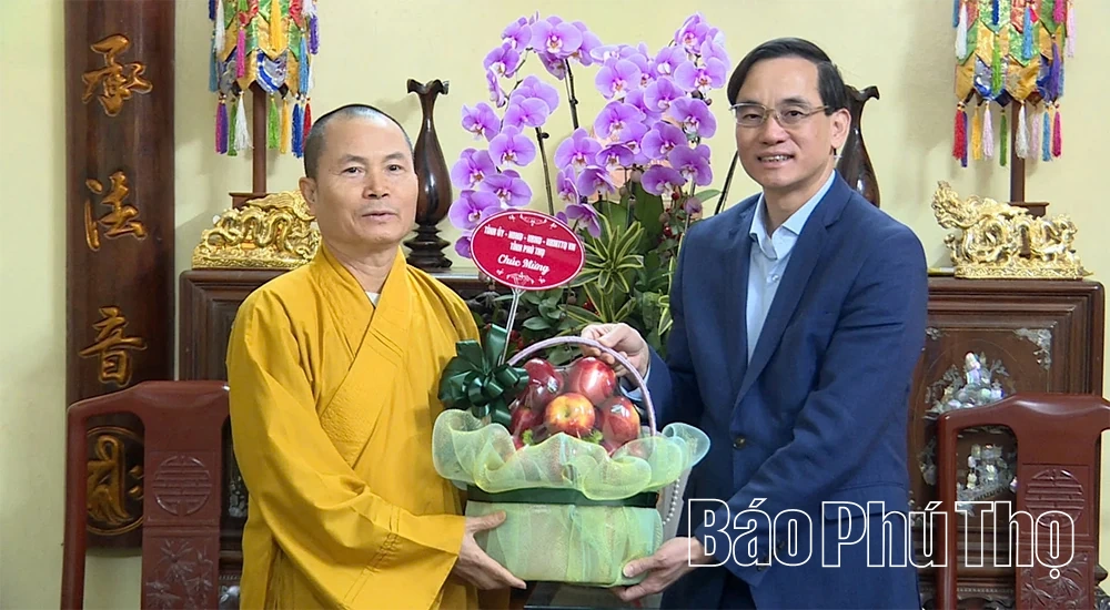 Thăm, tặng quà các trụ trì, tăng ni, phật tử nhân dịp Tết Nguyên đán