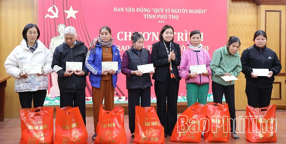 Phó Chủ tịch UBND tỉnh Phùng Thị Kim Nga trao quà Tết tặng các hộ nghèo xã Tam Sơn