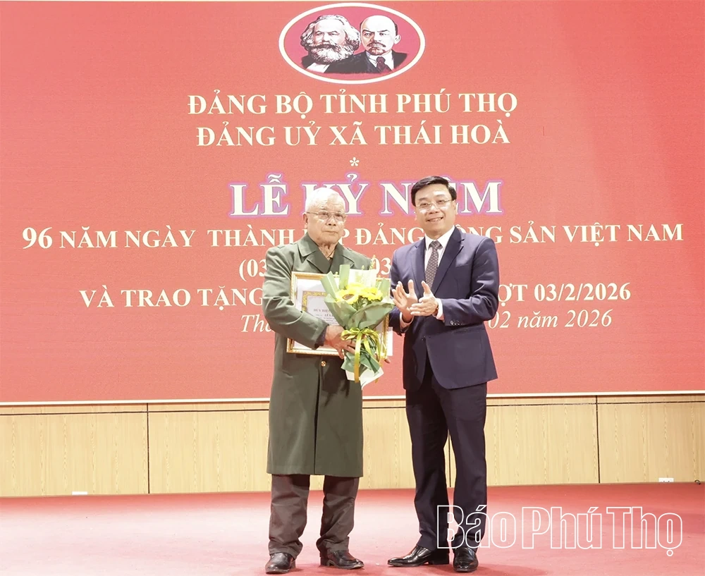 Xã Thái Hoà trao Huy hiệu Đảng cho 19 đảng viên