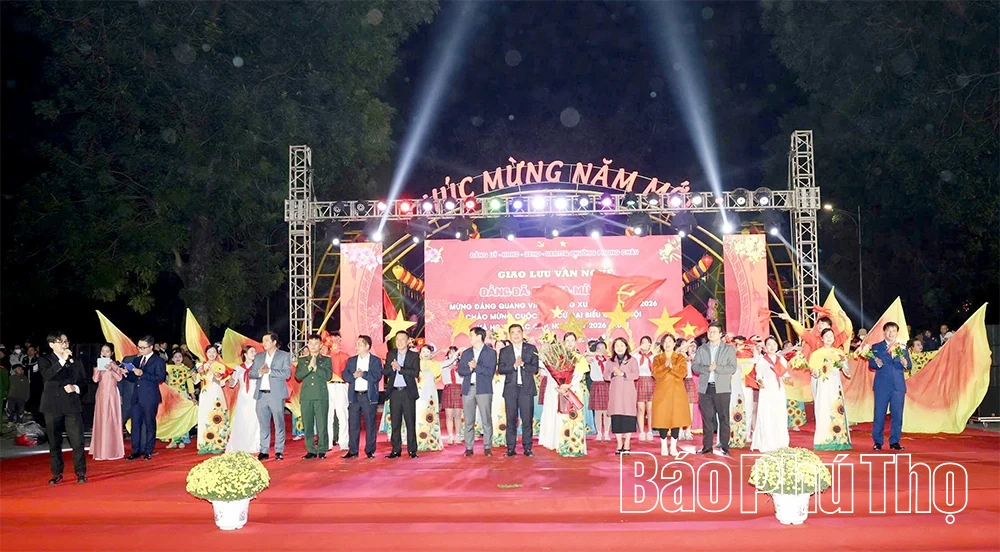 Giao lưu văn nghệ “Đảng đã cho ta mùa Xuân”