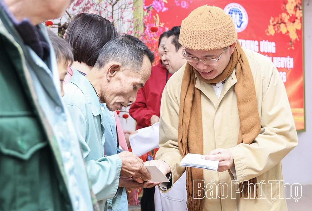 Trao 200 suất quà Tết cho người bệnh có hoàn cảnh khó khăn tại Bệnh viện đa khoa tỉnh