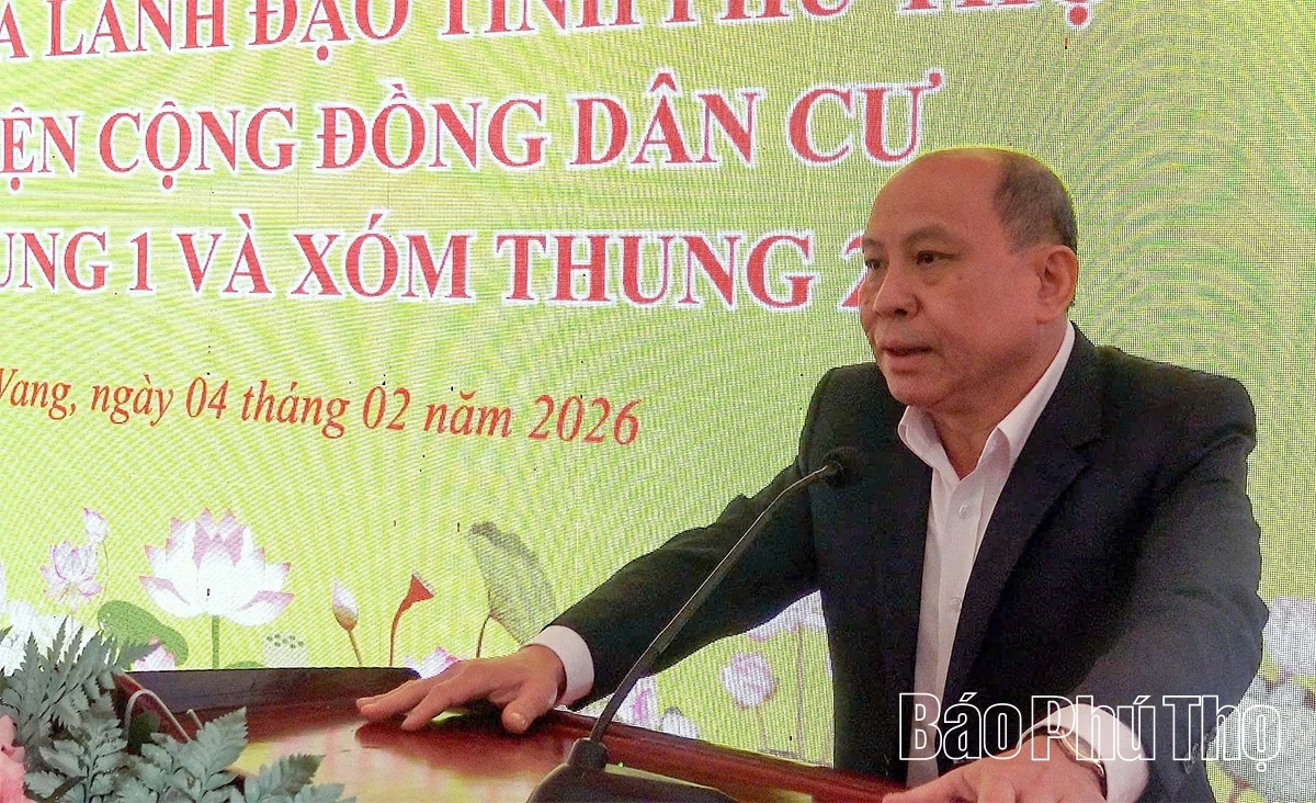 Đồng chí Bùi Đức Hinh thăm, tặng quà Tết Nhân dân khu tái định cư Quý Hòa