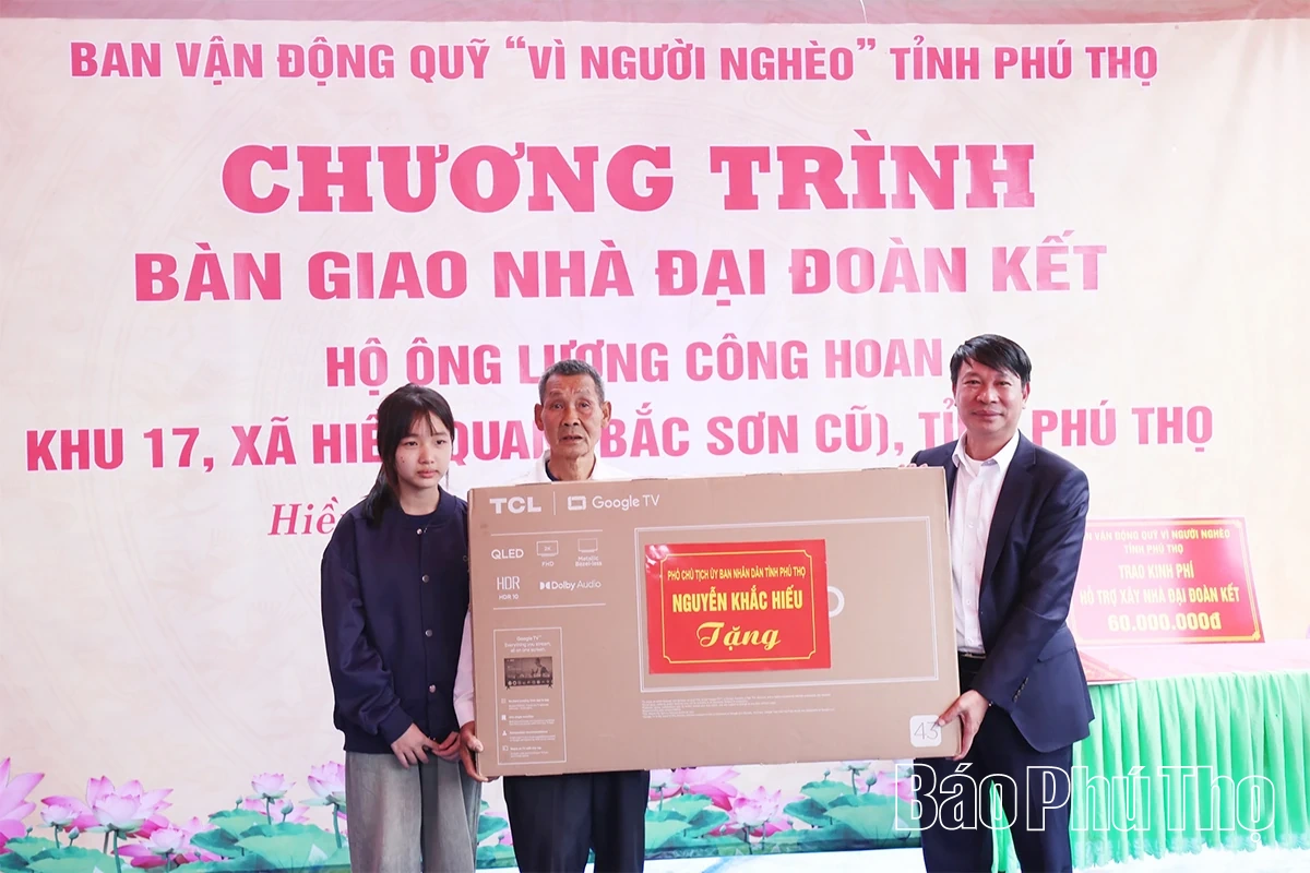 Phó Chủ tịch UBND tỉnh Nguyễn Khắc Hiếu chúc Tết và dự khánh thành, bàn giao nhà “Đại đoàn kết” cho hộ nghèo