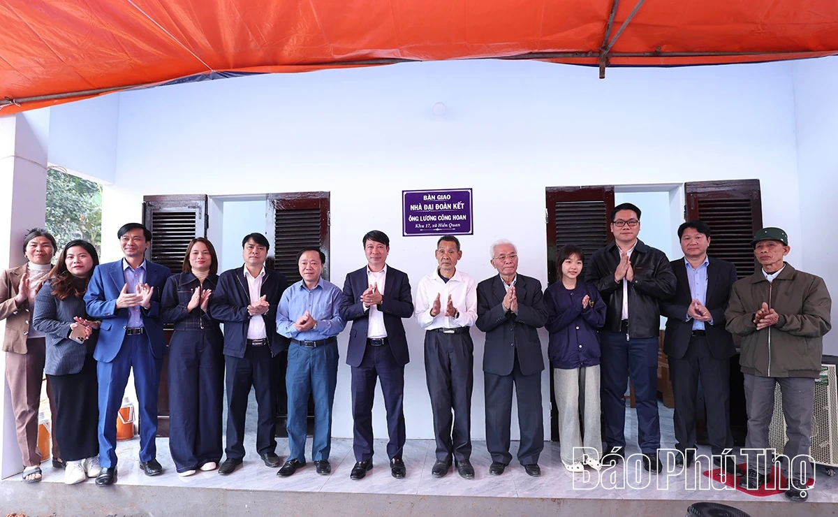 Phó Chủ tịch UBND tỉnh Nguyễn Khắc Hiếu chúc Tết và dự khánh thành, bàn giao nhà “Đại đoàn kết” cho hộ nghèo