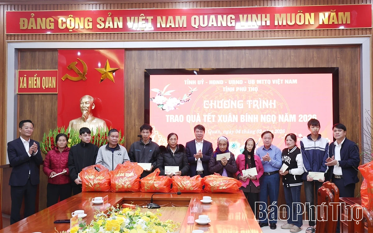 Phó Chủ tịch UBND tỉnh Nguyễn Khắc Hiếu chúc Tết và dự khánh thành, bàn giao nhà “Đại đoàn kết” cho hộ nghèo