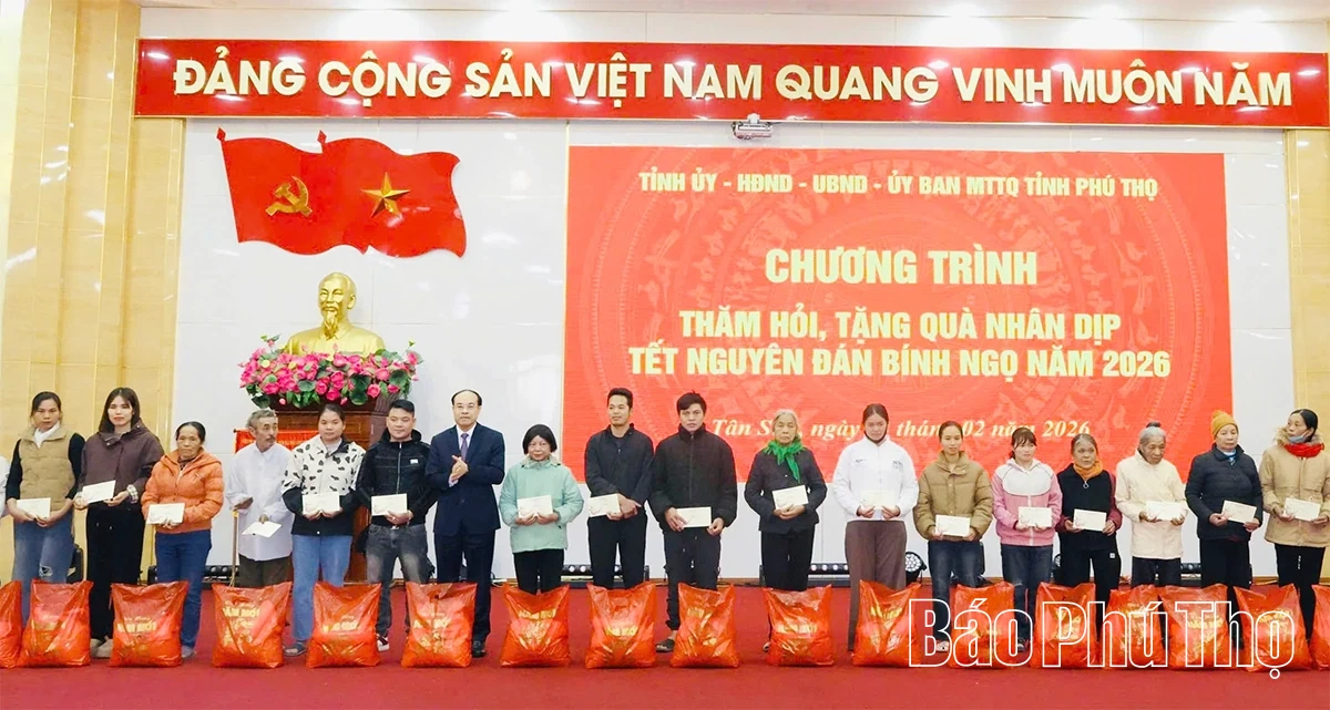 Báo và Phát thanh, truyền hình Phú Thọ trao quà Tết tại xã Tân Sơn