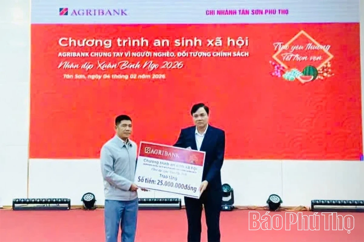 Báo và Phát thanh, truyền hình Phú Thọ trao quà Tết tại xã Tân Sơn
