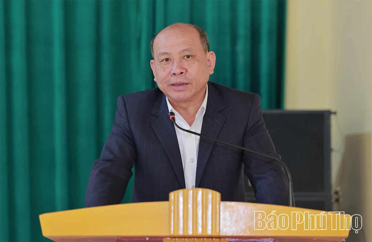 Chủ tịch HĐND tỉnh Bùi Đức Hinh trao quà Tết tại xã Xuân Đài