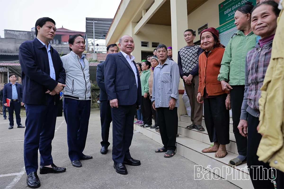Chủ tịch HĐND tỉnh Bùi Đức Hinh trao quà Tết tại xã Xuân Đài