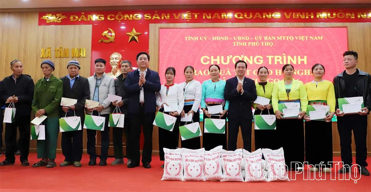 Chủ tịch UBND tỉnh Trần Duy Đông thăm, tặng quà Tết các hộ gia đình khó khăn tại xã Tân Mai
